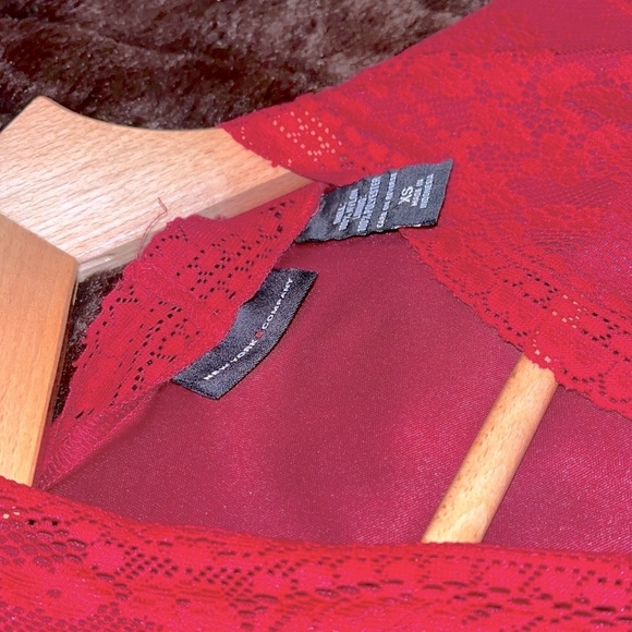 New York and Company red lace cap sleeve top, size XS - Picture 4 of 4